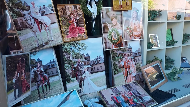 Dans les vitrines, des photos anciennes racontent aussi l'évolution des costumes