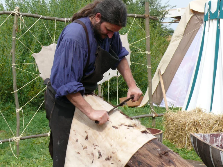 Plusieurs artisans travaillent dans le campement du Cave Gladium