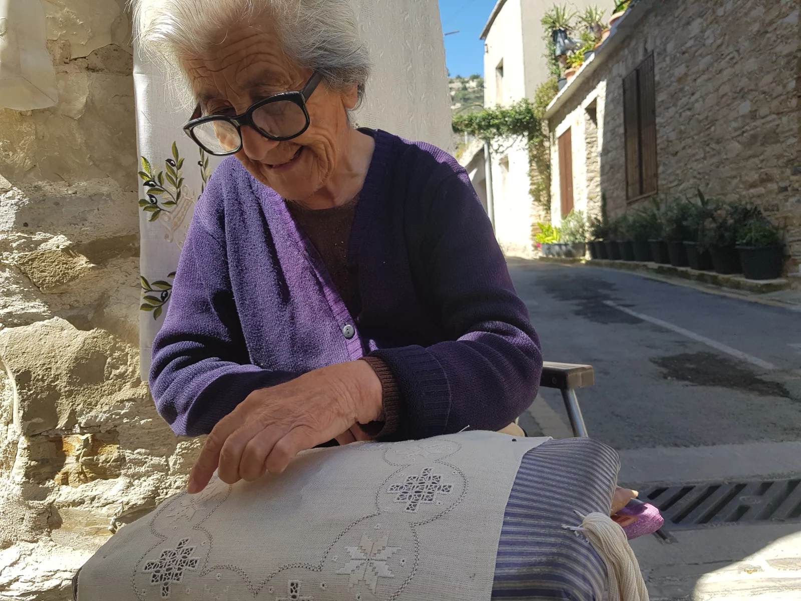 La fabrication de dentelles de Lefkara est une tradition qui remonte au XIVe siècle. La lefkaritika est inscrite sur la liste du patrimoine culturel immatériel de l’humanité
