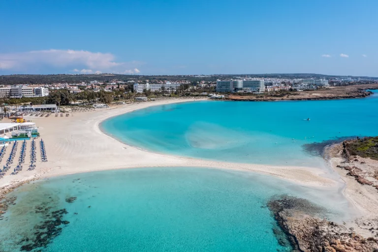 Nissi Beach à Ayia Napa... Mais en saison, la plage n'est pas aussi vide!