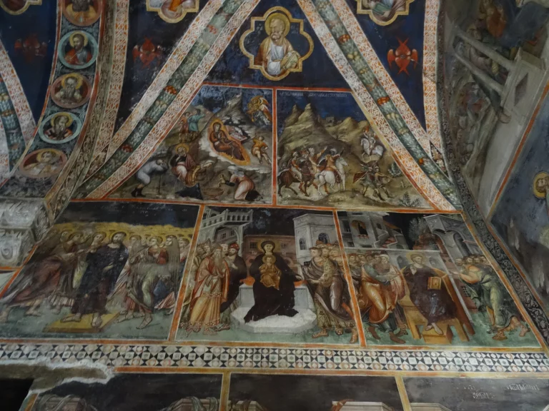Plusieurs chapelles abritent des fresques du XIe siècle