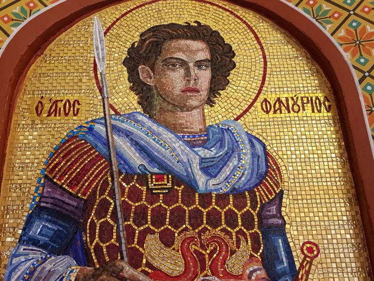 Les saints représentés sur les mosaïques récentes ont des traits très seyants