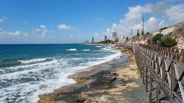 Un chemin longe la côte sur des kilomètres à Limassol