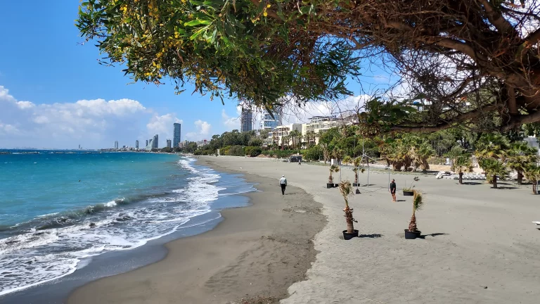 Plage de sable noir à Limassol
