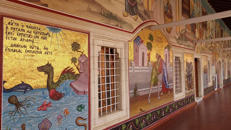 Les couloirs du monastère de Kykkos, tout en mosaïques et peintures.