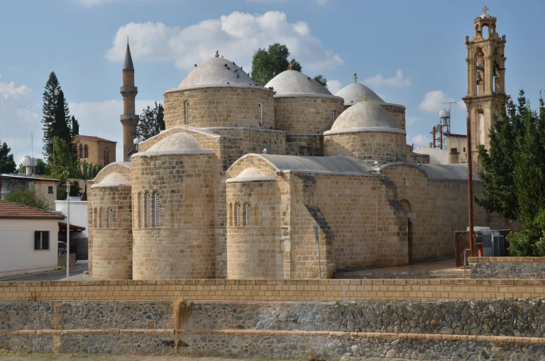 Eglise byzantine et petite mosquée témoignent de la cohabitation paisible dans le passé