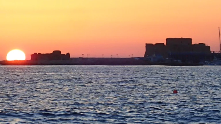 Coucher de soleil sur le port de Pafos