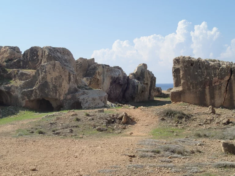 Sur le site des tombeaux des rois à Pafos