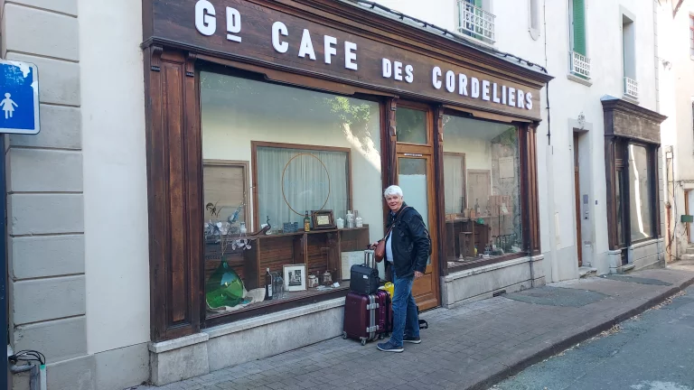 Si on ne sert plus à boire au Grand Café des Cordeliers, il accueille les voyageurs pour la nuit.