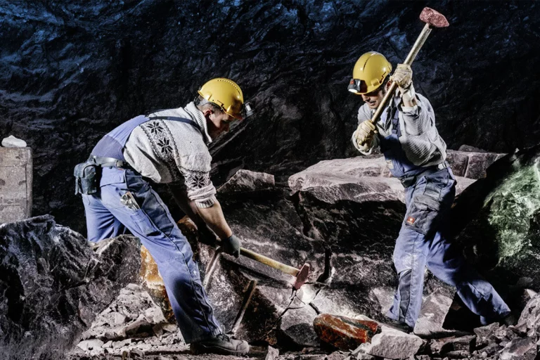 Malgré les machines, le travail manuel est encore bien présent. ©Salzbergwerk Berchtesgaden, Südwestdeutsche
Salzwerke AG