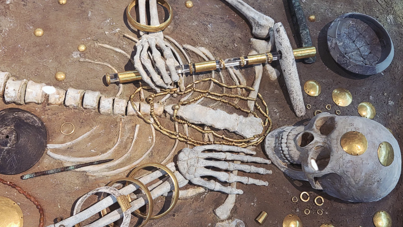 L'incroyable conservation de ce squelette vieux de plus de 6000 ans et couvert de bijoux et d'objet sen or.