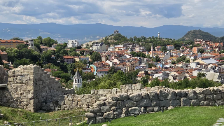La ville de Plovdiv depuis le site archéologique de Nebet Tepe.