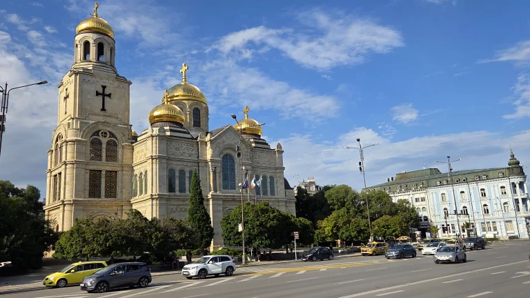 A Varna, la cathédrale Notre Dame de l'Assomption et ses bulbes dorés.
