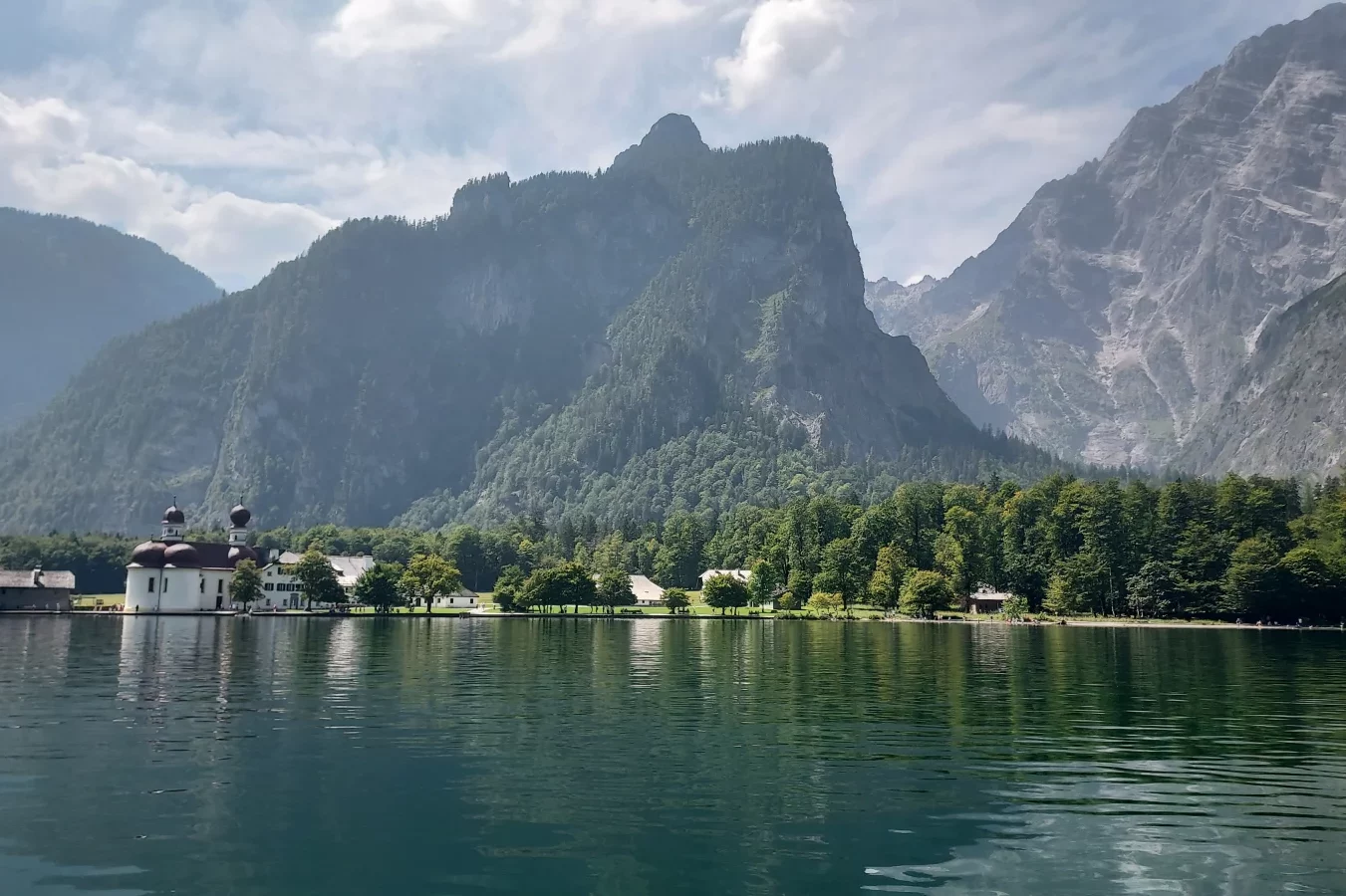 Au bout du lac Koenigssee, la petite église de Saint Bartholomée. ©H.L.