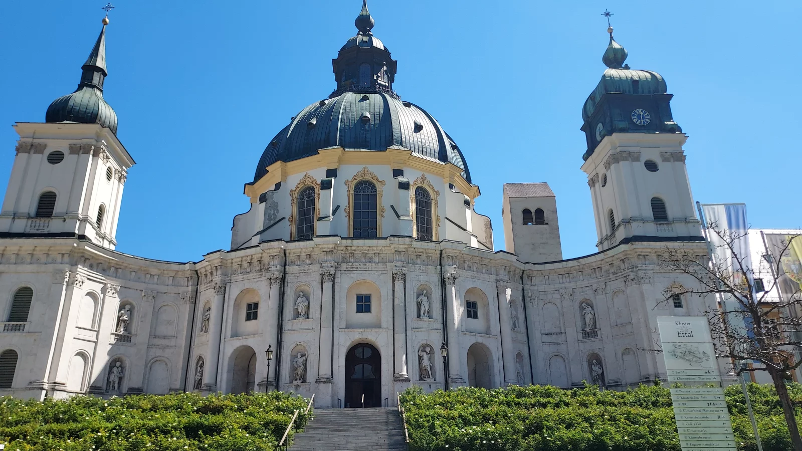 L'abbaye baroque d'Ettal. Après sa visite, une pause casse-croûte s'impose pour goûter la bière de l'abbaye (pas le conducteur, évidemment). ©H.L.