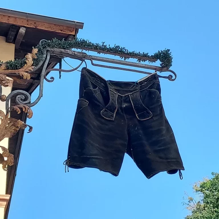 L'enseigne d'un tailleur de culottes en cuire