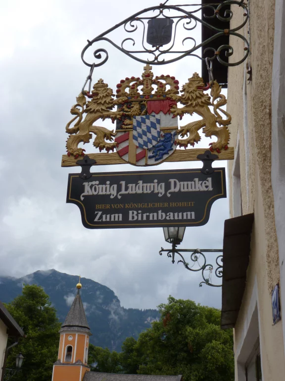 Les belles enseignes des commerces et des brasseries.