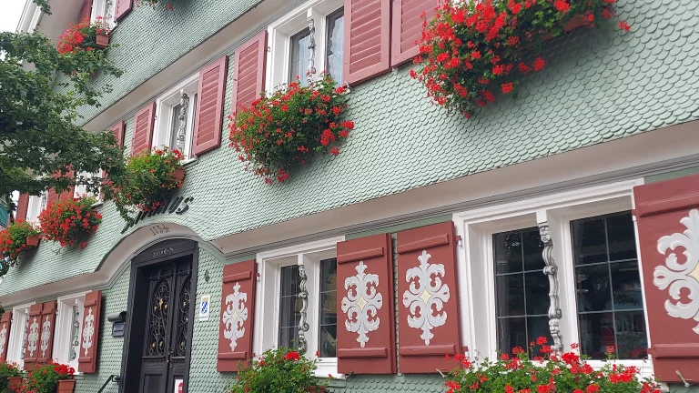 A Scheidegg, les maisons sont habillées de petits bardeaux