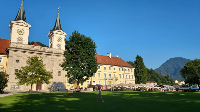 L'ancienne abbaye bénédictine à Tegernsee est depuis la sécularisation propriété des ducs de Wittelsbach