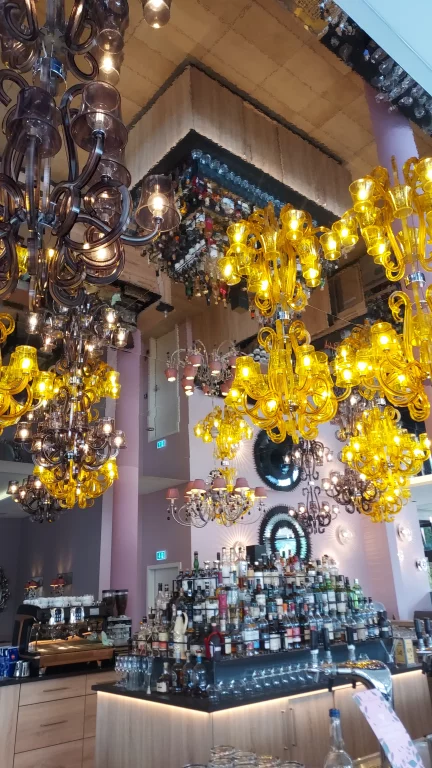 Dans le bar-lounge