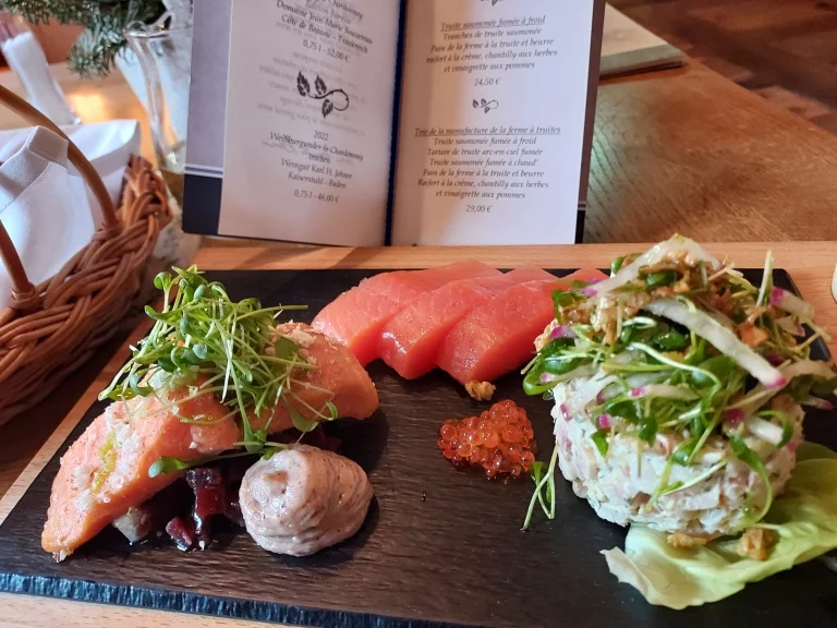 Au Forellenhof, le trio de spécialités: truite saumonée fumée à froid, tartare de truite arc-en-ciel fumée et truite saumonée fumée à chaud. Le tout accompagné de pain du Forellenhof, de beurre, d’une crème aux herbes et d’une vinaigrette à la pomme. ©H.L.