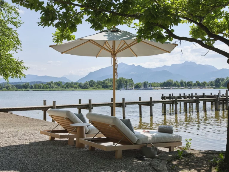 Détente au bord du lac Chiemsee ©Elias Hassos