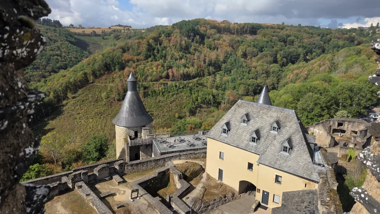 Le château de Bourscheid bâti au XIe siècle est désormais propriété de l'Etat.