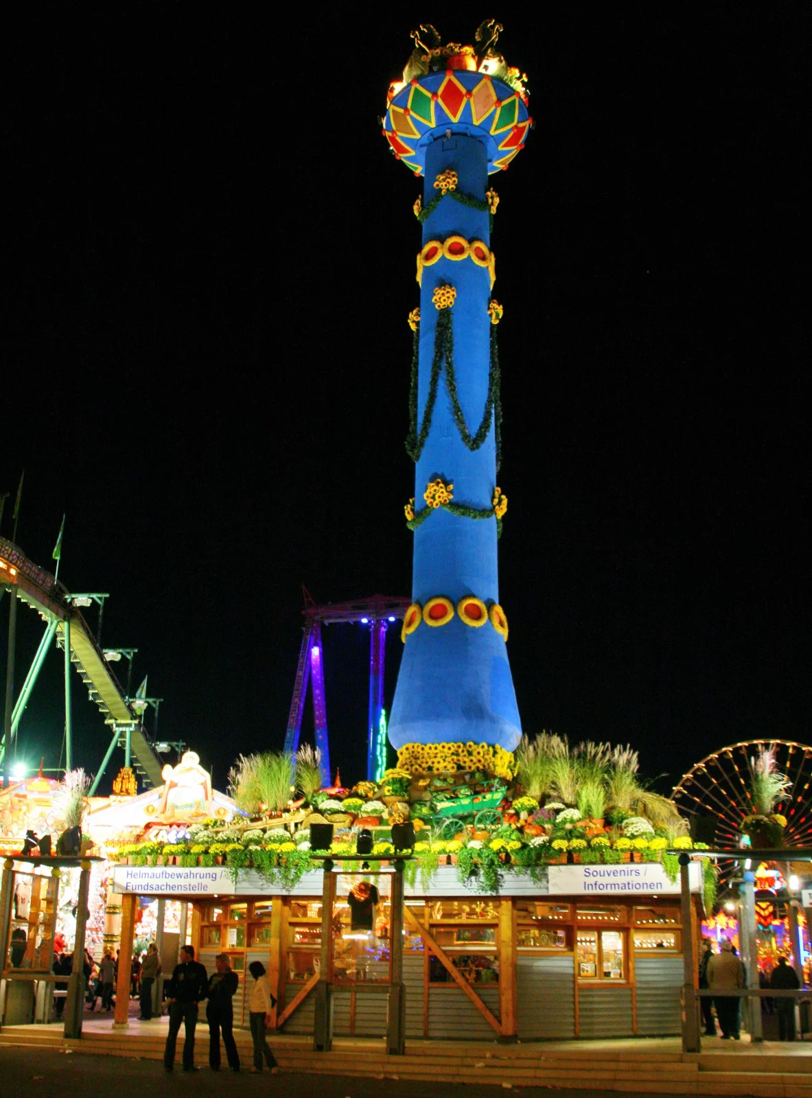 La magnifique colonne de fruits est le symbole de la fête et rappelle ses origines.