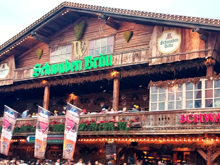 La tente-chalet du brasseur Schwaben-Bräu. © H.L.