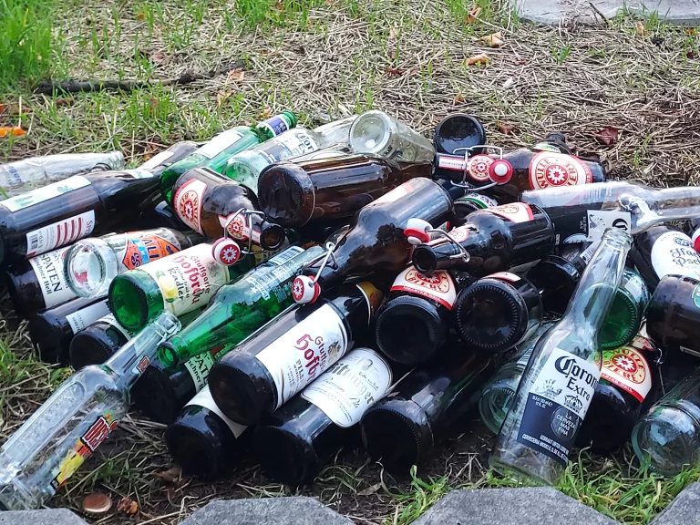 En attendant de pouvoir boire la bière spécialement brassée pour le Wasen, beaucoup de visiteurs s'entraînent déjà à l'extérieur de l'enceinte de la fête. ©H.L.
