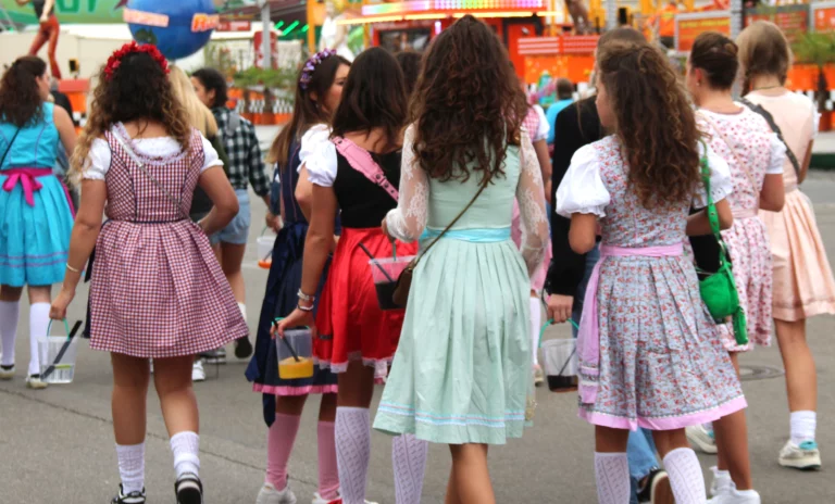 Impensable d'aller au Wasen sans un "dirndl", très sage pour les jeunes filles. ©H.L.