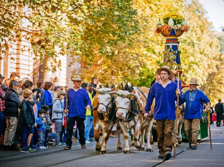 Un grand défilé traditionnel ouvre le Cannstatter Wasen. ©Thomas Niedermüller/Stuttgart Tourismus