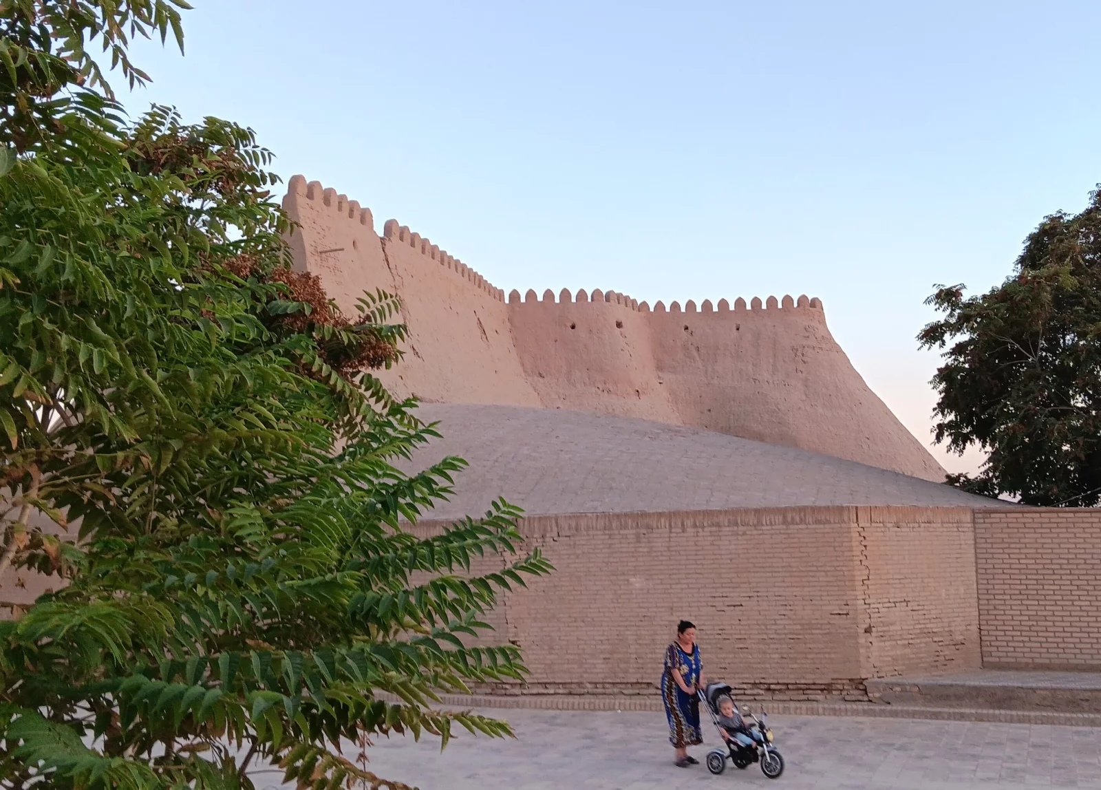Balade de finde journée au pied des remparts de Khiva. Photo Claude Vautrin