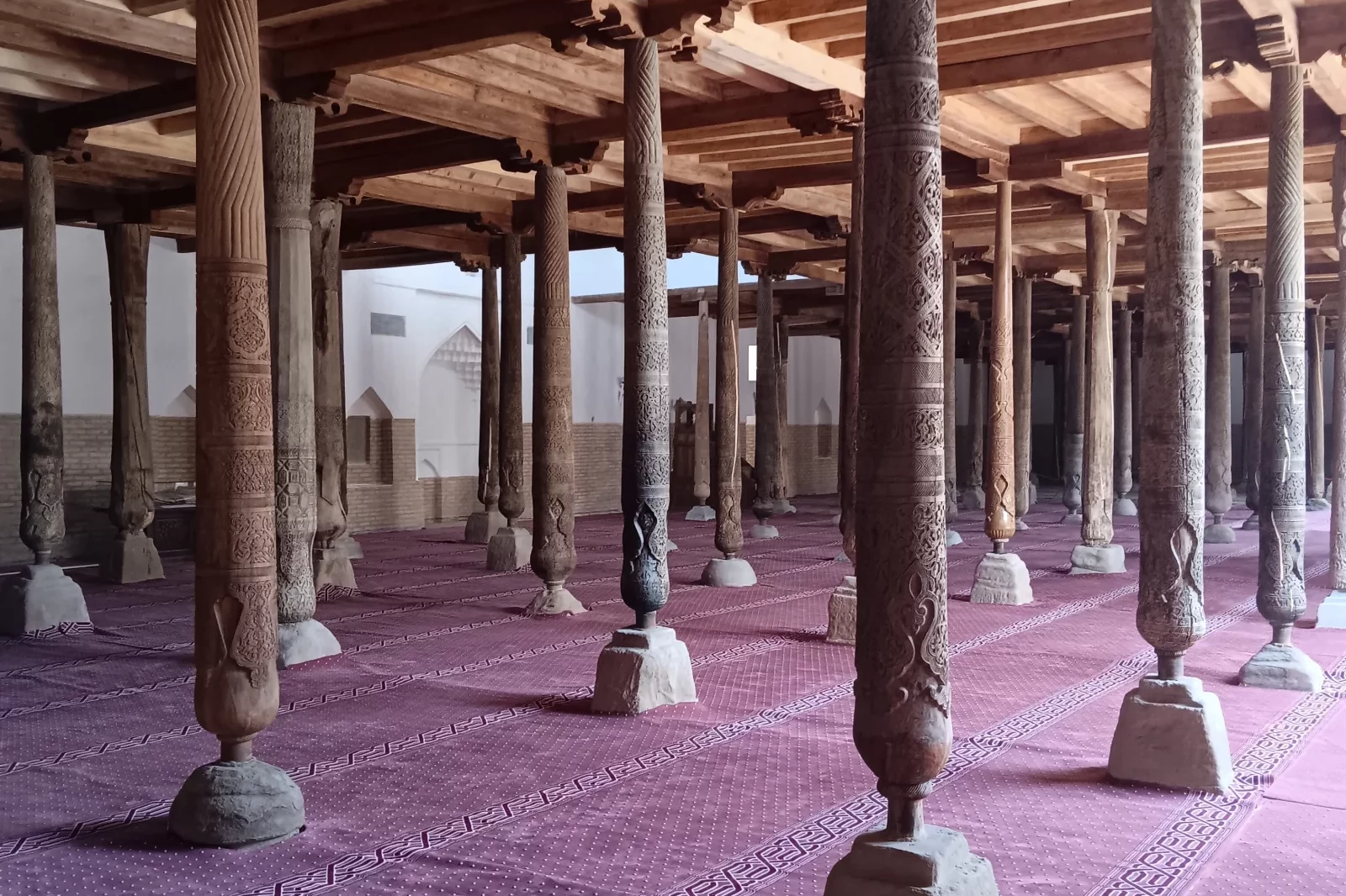 La mosquée Juma, dite du vendred, pouvait accueillir 5000 hommes en prière entre ses 213 piliers en bois de noyer, d’orme, de platane et de mûrier. Photo Claude Vautrin