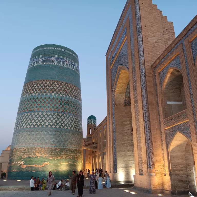 Le Kalta minor, au coeur d'Itchan Kala, la vieille ville fortifiée de Khiva, cité-oasis de l'ouest de l'Ouzbékistan. Photo Claude Vautrin