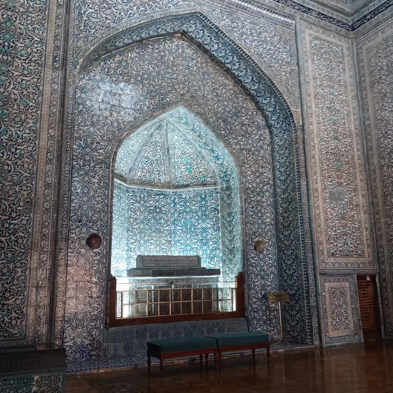 A l'intérieur du mausolée de Pakhlavan Mahmud. Photo Claude Vautrin