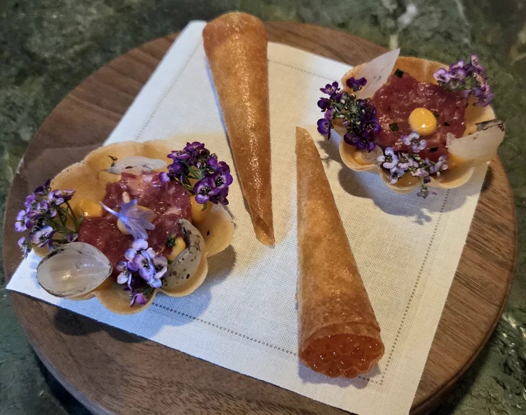 Pour la mise en bouche, cônes d'oeufs de truite avec sa crème de vodka et une tartelette de boeuf maturé avec une mayonnaise au curry rouge.