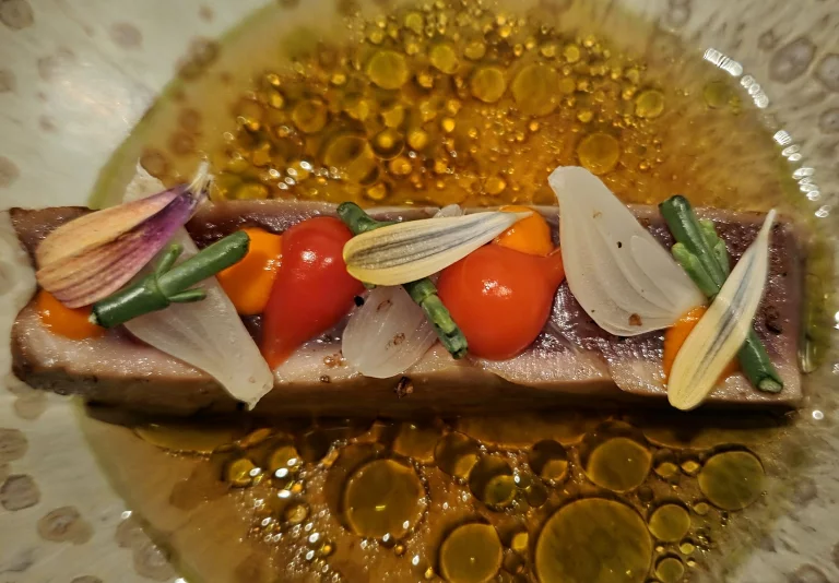 Thon rouge à la flamme, piperade, eau de tomate fumée et huile de sarriette.