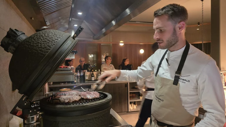 Cuisson de la viande sur un barbecue japonnais.