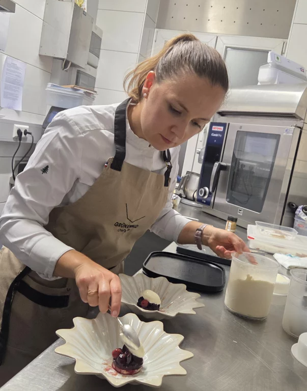 La chef pâtissière, Pauline Michelin dans ses oeuvres.