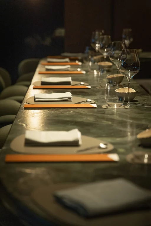 Le comptoir en marbre vert. Photo Laurent Antonelli.