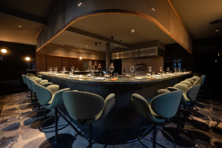 La cuisine est installée au milieu des convives. Photo Laurent Antonelli.