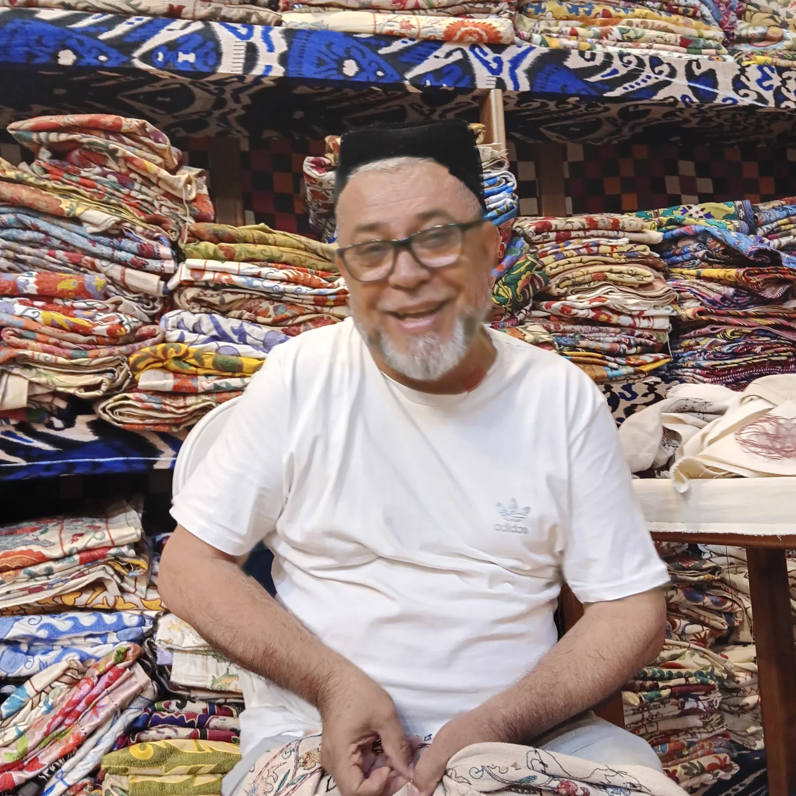 Dans l'atelier galerie du maître brodeur Rakhimjon Toshev. Photo Claude Vautrin
