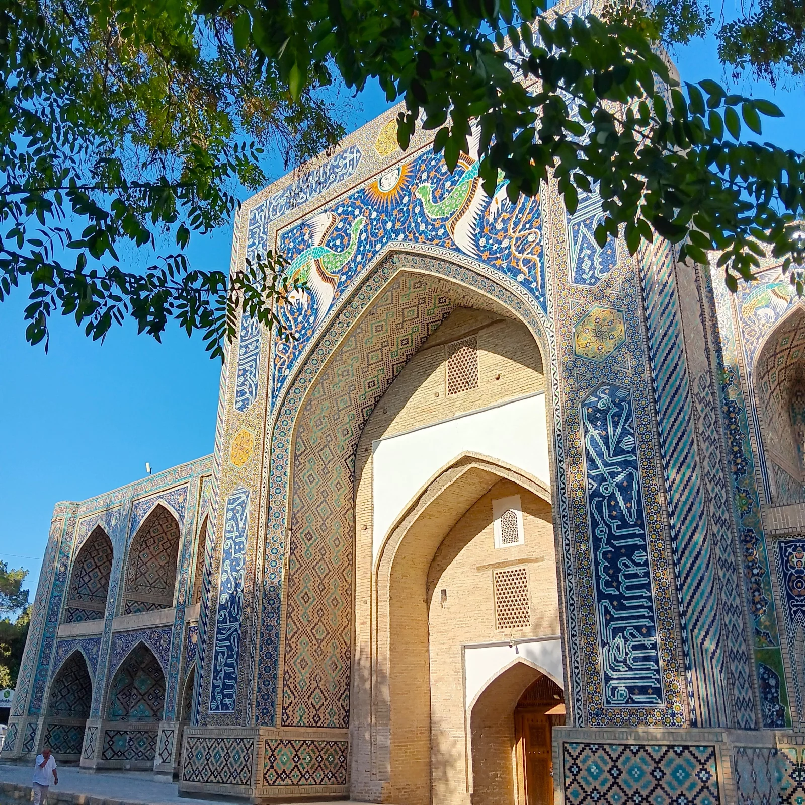 La madrassa Nodir-Devan Beghi, avec ces cellules aménagées autour d’une cour, , illustration d'un soufisme jadis parfaitement intégré dans la ville. Photo Claude Vautrin