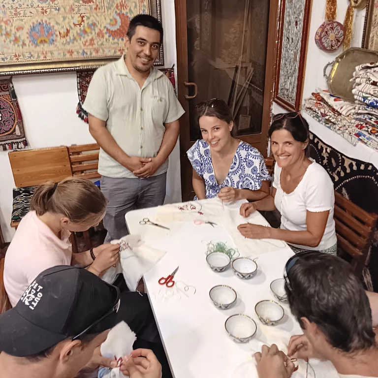 Atelier galerie Suzani. Les Ailleret, une famille lyonnaise, prend goût à la broderie au fil de soie. Photo Claude Vautrin