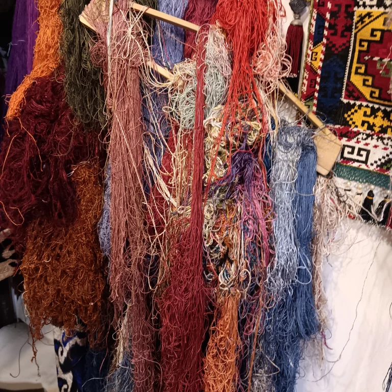 Fils de soie dans l'atelier-galerie Suzani du maître brodeur Toshev Rakhmon à Boukhara. Photo Claude Vautrin