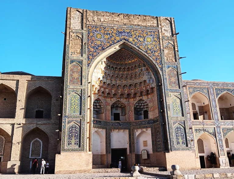 L'une des deux Kosh Madrassa se faisant face à Boukhara. Photo Claude Vautrin