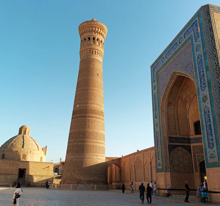 Le minaret Kalon (XIe siècle) et la mosquée, "le piédestal du très-Haut". Boukhara Photo Claude Vautrin