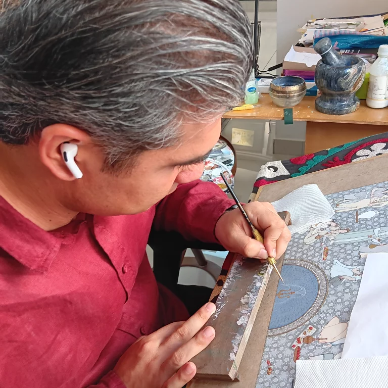 Toshev Davron, le miniaturiste en action. Photo Claude Vautrin