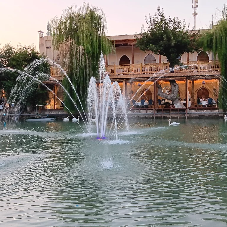 Place liab-i-khaouz à Boukhara. Photo Claude Vautrin